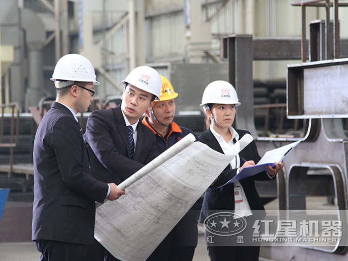 客戶拿著設(shè)計(jì)好的圖紙?jiān)谂c實(shí)物對(duì)比 客戶拿著設(shè)計(jì)好的圖紙?jiān)谂c實(shí)物對(duì)比