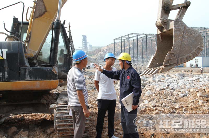 技術人員在生產(chǎn)現(xiàn)場為用戶安裝、指導作業(yè)中