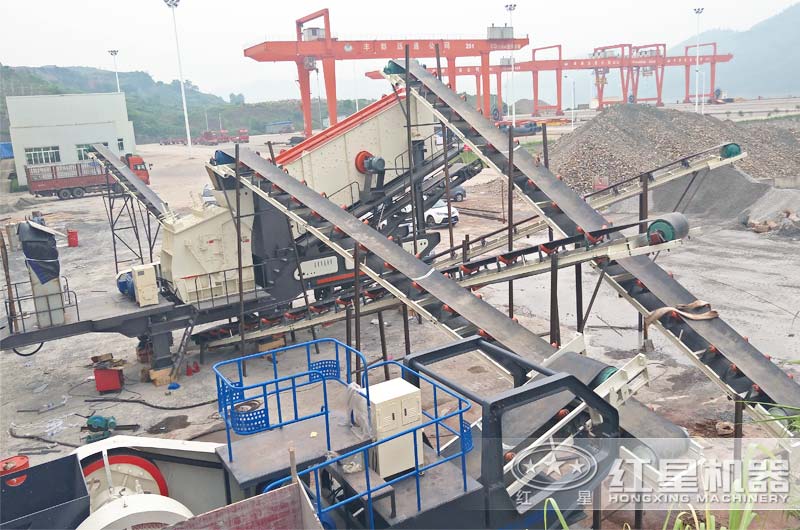 移動破碎機(jī)工作現(xiàn)場實拍