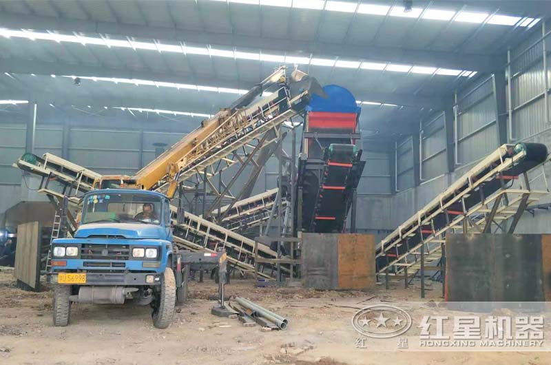 移動(dòng)式建筑垃圾處理生產(chǎn)線現(xiàn)場(chǎng) 移動(dòng)式建筑垃圾處理生產(chǎn)線現(xiàn)場(chǎng)