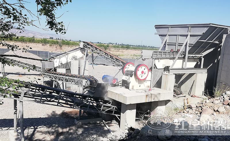 顎式破碎機(jī)工作現(xiàn)場(chǎng) 顎式破碎機(jī)工作現(xiàn)場(chǎng)