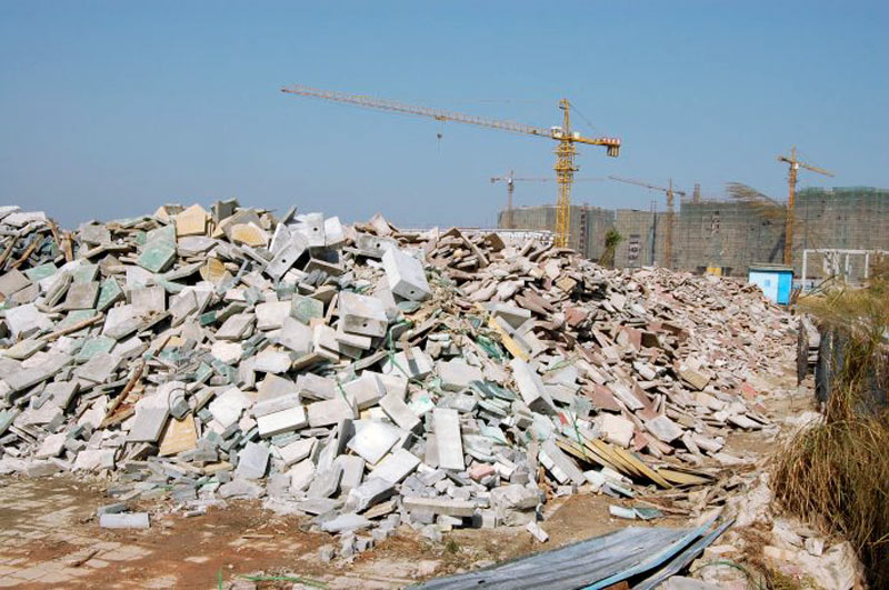 拆遷房子的廢料不要亂扔！試試用移動(dòng)破碎機(jī)資源再利用