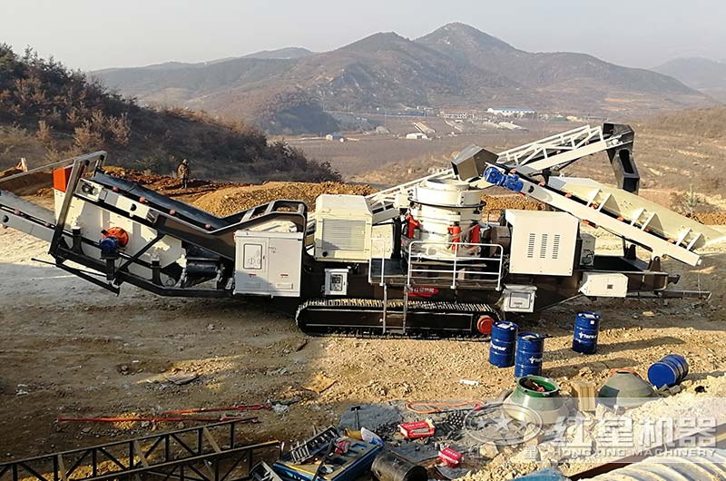 移動(dòng)式圓錐破碎機(jī)現(xiàn)場(chǎng)實(shí)拍，整機(jī)作業(yè)，抵一條生產(chǎn)線