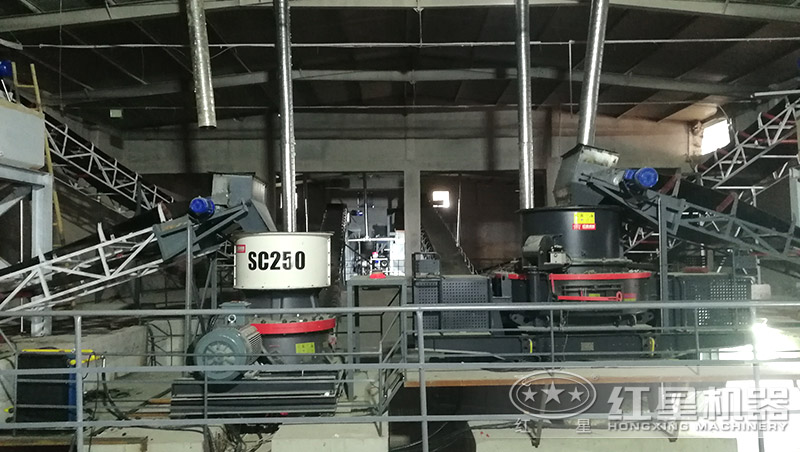 鵝卵石制成沙子用對(duì)輥制沙機(jī)還是沖擊制砂機(jī)，哪個(gè)好用