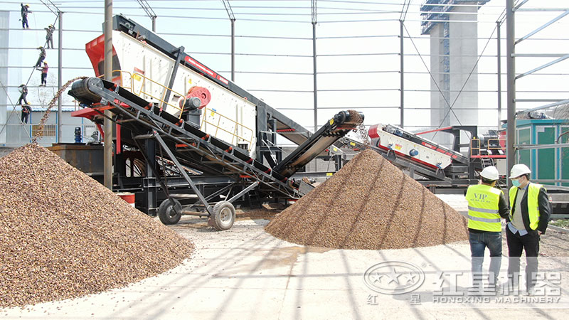 石塊破碎設(shè)備配置的移動生產(chǎn)線現(xiàn)場 石塊破碎設(shè)備配置的移動生產(chǎn)線現(xiàn)場